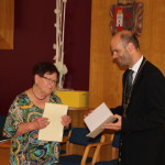 Starosta Radek Vondra předává Cenu městské části paní Bohumile Rysové