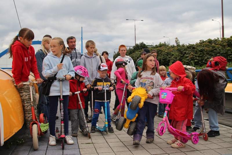 Závody na koloběžkách na tubusu metra