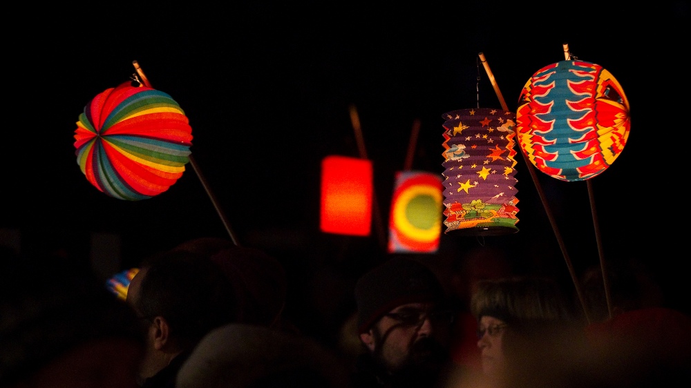 Lampionový průvod rozsvícení vánočního stromu u severního vchodu Zoo Praha