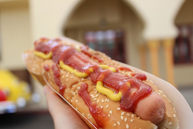 Plechový gril: Hot dog