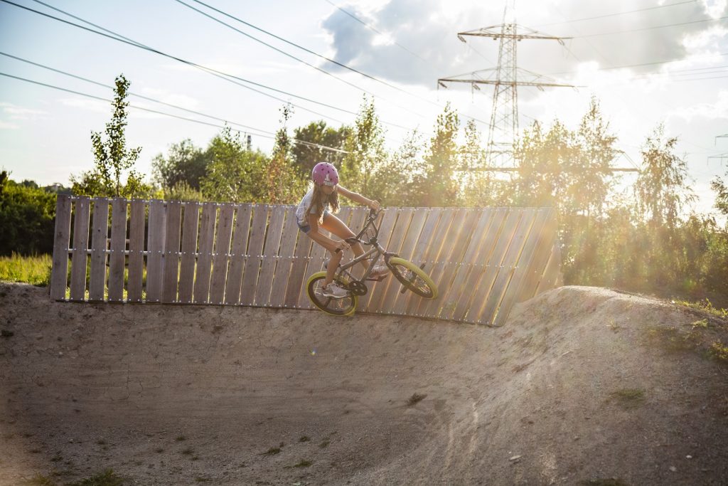 TZ 9/2021 Praha 14 slavnostně otevírá jahodnický bikepark. Připraven je bohatý doprovodný program včetně exhibice profesionálních jezdců