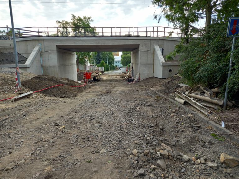 Uzavírka podjezdů pod tratí se o měsíc protáhne