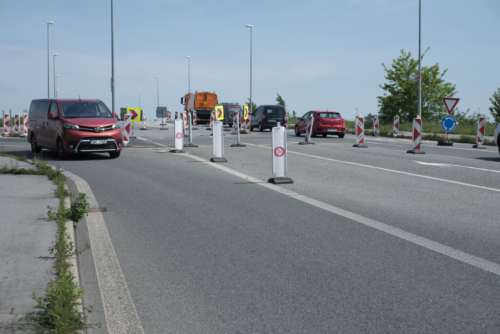 Zrušení dočasného kruhového objezdu na Budovatelské ulici