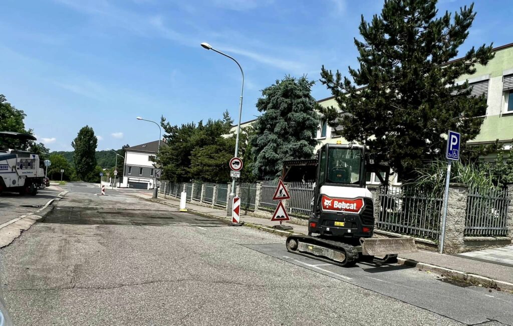 Praha 14 opravuje ulice Tálínská a Lednická. Žádá řidiče o opatrnost