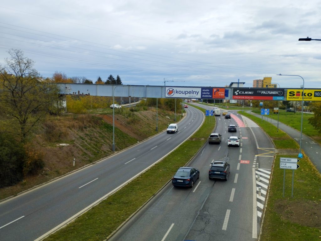 TZ 10/2023 Ulice Chlumecká na Černém Mostě se na tři dny uzavře. Důvodem je instalace lávky k nové železniční zastávce