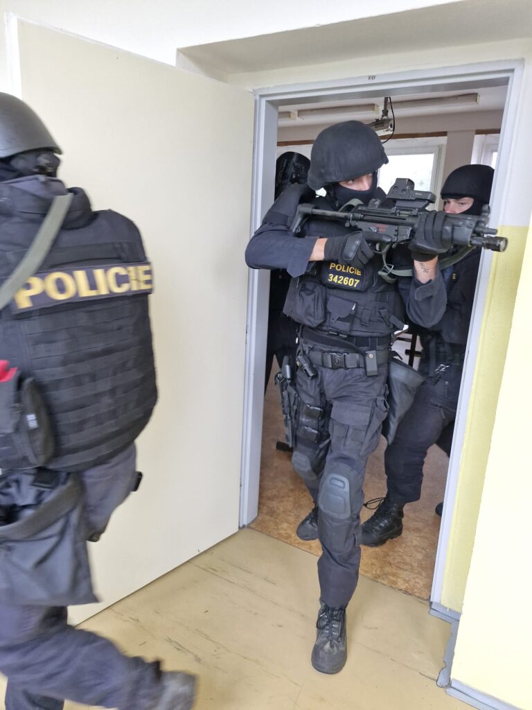Policejní taktické cvičení na hloubětínské škole