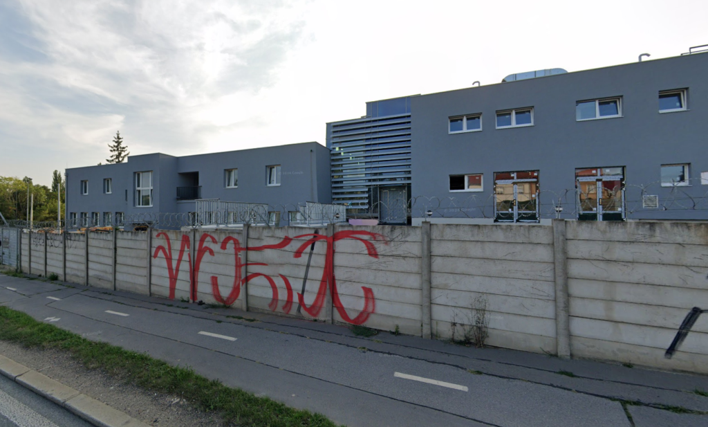 Údržba protihlukových stěn na Kbelské
