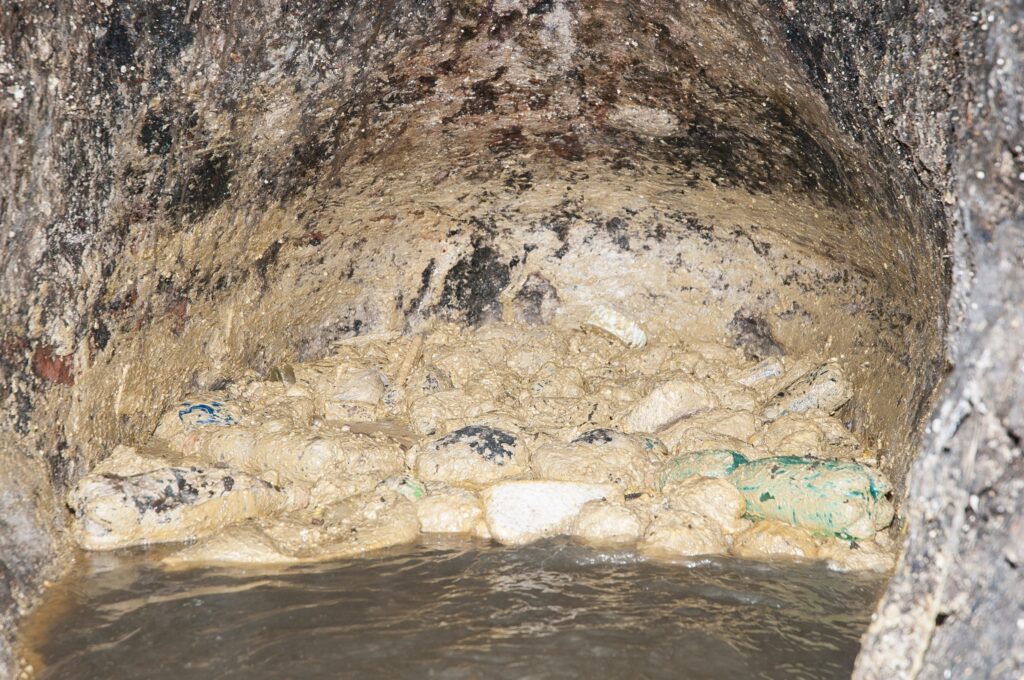 Olej do kanalizace nepatří, varují Pražské vodovody a kanalizace